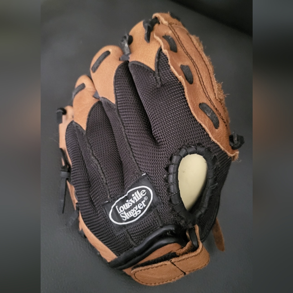 Louisville Slugger • Baseball Glove • 10 Inches
